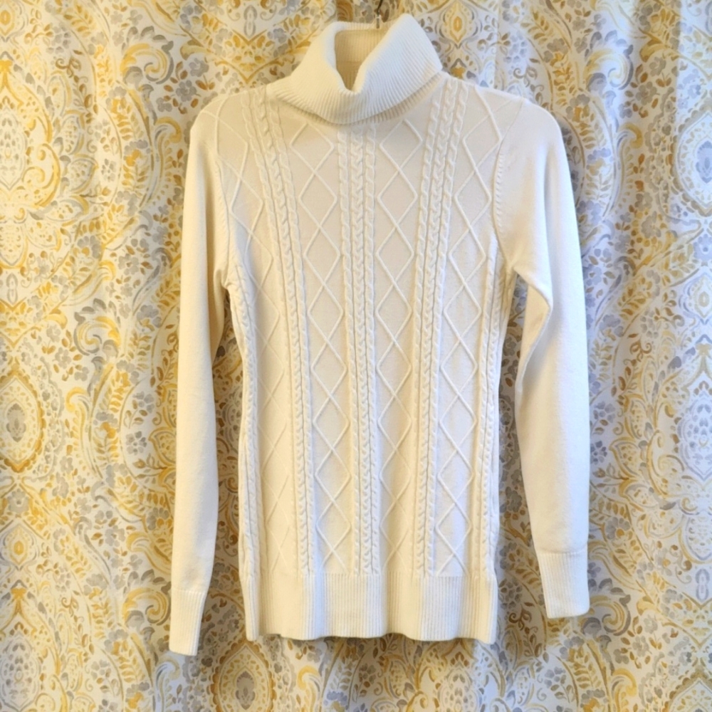 White turtle neck sweater